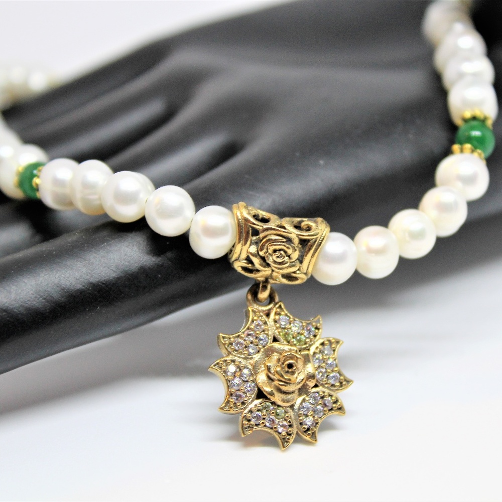 Pearl necklace with elegant flower pendant